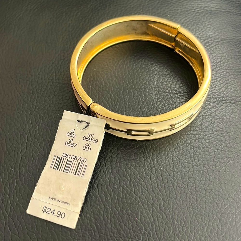 White & Goldtone enamel bracelet. NWT.